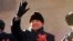 El gobernante soviético Mijaíl Gorbachov saluda desde una plataforma en el Mausoleo a Lenin durante un desfile con motivo del 70mo aniversario de la Revolución Rusa, en la Plaza Roja de Moscú. [Archivo]