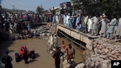 Пакистанските власти велат дека катастрофата тешко погодила повеќе од 33 милиони луѓе и убила повеќе од 1.100 луѓе од почетокот на сезонските врнежи во јуни