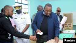 El presidente de Kenia, Uhuru Kenyatta, emite su voto en el colegio electoral de la escuela primaria Mutomo en el área de Gatundu de Kiambu, Kenia, el 9 de agosto de 2022.