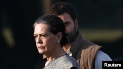 ফাইল ছবি-ভারতের ক্ষমতাসীন কংগ্রেস দলের প্রধান সোনিয়া গান্ধী এবং তার পুত্র, আইন প্রণেতা রাহুল গান্ধী নয়াদিল্লিতে প্রাক্তন ভারতীয় প্রধানমন্ত্রী ইন্দিরা গান্ধীর ৯৬ তম জন্মবার্ষিকী উপলক্ষে শক্তি স্থলে স্মৃতিসৌধে শ্রদ্ধা জানানোর পরে হাঁটছেন৷ রয়টার্স/আদনান