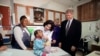 سابق امریکی صدر بل کلنٹن اور ان کی اہلیہ ہلری کلنٹن آرلنگٹن کاؤنٹی کے ایک ہیلتھ کلینک میں ایک بچی کو پولیو ویکسین دیے جانے کے موقع پر۔ 13 فروری 1993