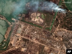 Esta imagen satelital proporcionada por Maxar Technologies muestra incendios forestales fuera de las principales instalaciones de la planta de energía en la planta nuclear de Zaporizhzhia en la Ucrania ocupada por Rusia, el lunes 29 de agosto de 2022.