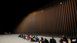 ইউমার কাছ, আরিজের একটি সীমানা প্রাচীরের শেষ প্রান্তে অপেক্ষমান অভিবাসন প্রত্যাসীরা। ২৩ আগস্ট, ২০২২। 