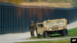 ARHIVA - Pripadnici Nacionalne garde na granici sa Meksikom (Foto: AP/Eric Gay)