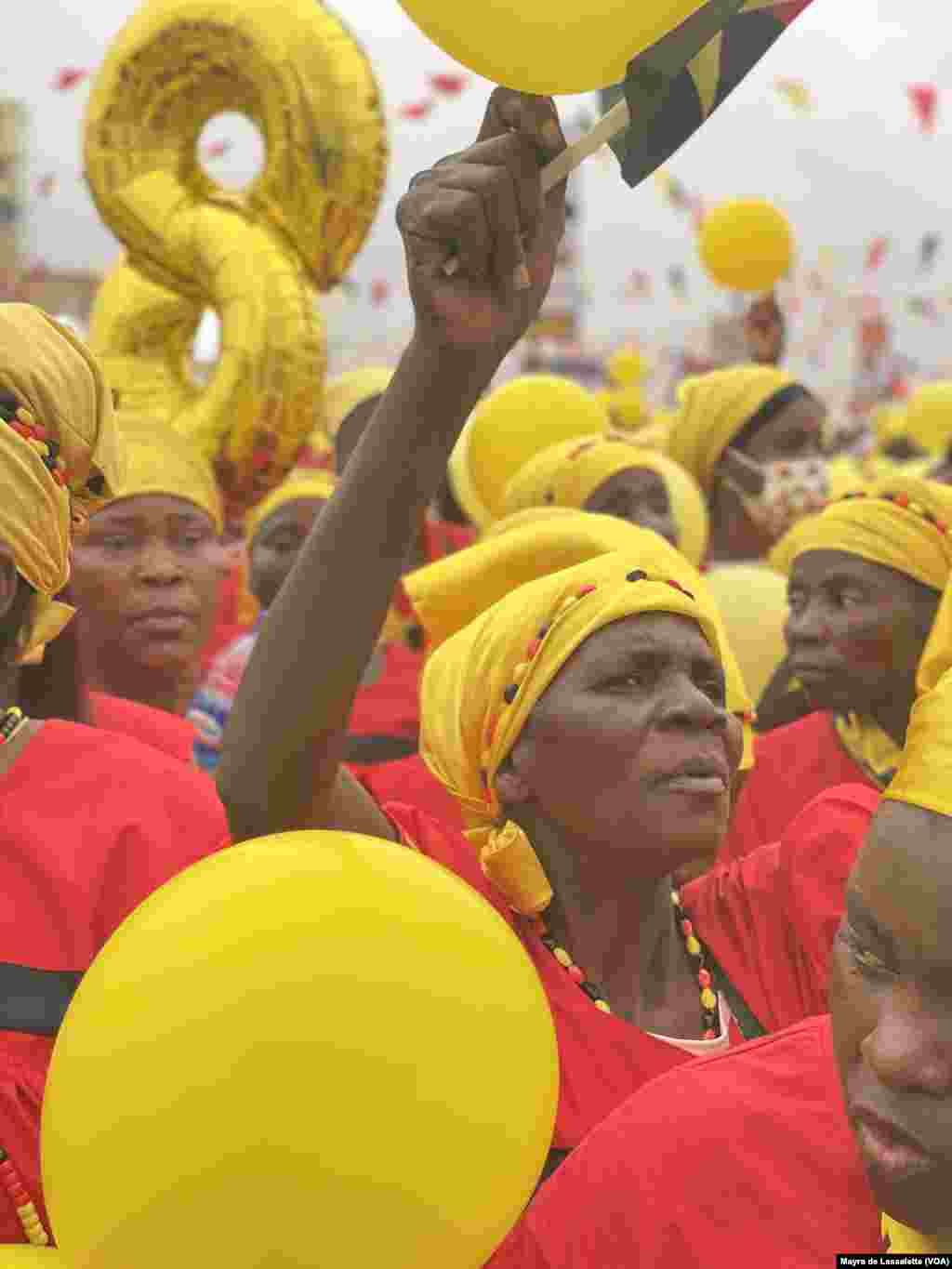 Apoiantes do MPLA, membro da Organização da Mulher Angolana (OMA) no comício de encerramento de campanha do partido, na localidade do Camama, Luanda. Angola 20, 2022