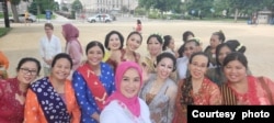 Dyan Wibowo (tengah, berkebaya putih) bersama para perempuan dengan berbagai kebaya (courtesy: Dyan Wibowo)