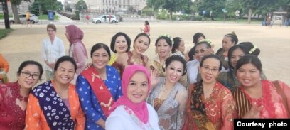 Dyan Wibowo (tengah, berkebaya putih) bersama para perempuan dengan berbagai kebaya (courtesy: Dyan Wibowo)