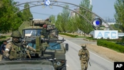 Російські солдати біля Запорізької атомної електростанції на південному сході України 1 травня 2022 р.