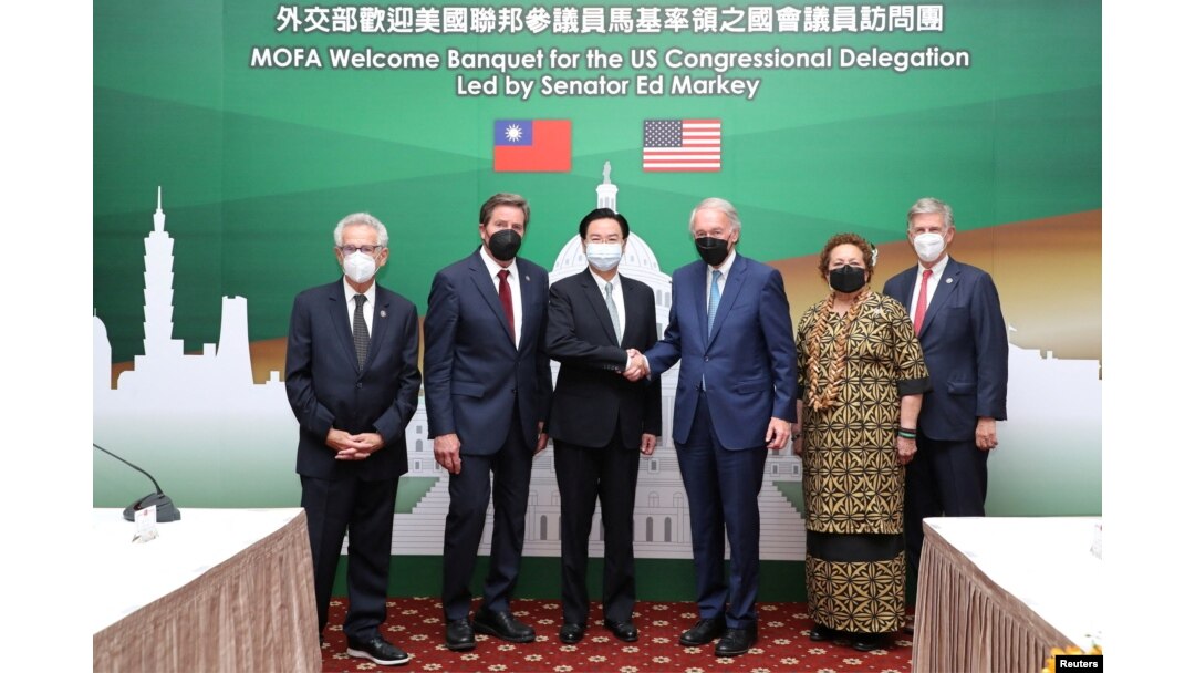 Tayvan Tashqi ishlar vaziri Jozef Vu va AQSh senatori Ed Marki, Vakillar palatasi a'zosi Jon Garamendi, Alan Lovental, Don Beyer va Aumua Amata Koulman Radevagen, Taypey, 15-avgust, 2022