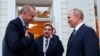 رجب طیب اردوغان (چپ) روبروی ولادیمیر پوتین در شهر سوچی در روسیه - ۵ اوت ۲۰۲۲ 