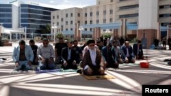 Molitva jedinstva protiv antišiitske mržnje nakon ubistava četvorice muslimanskih muškaraca u Albuquerqueu, Novi Meksiko, SAD, 12. augusta 2022.