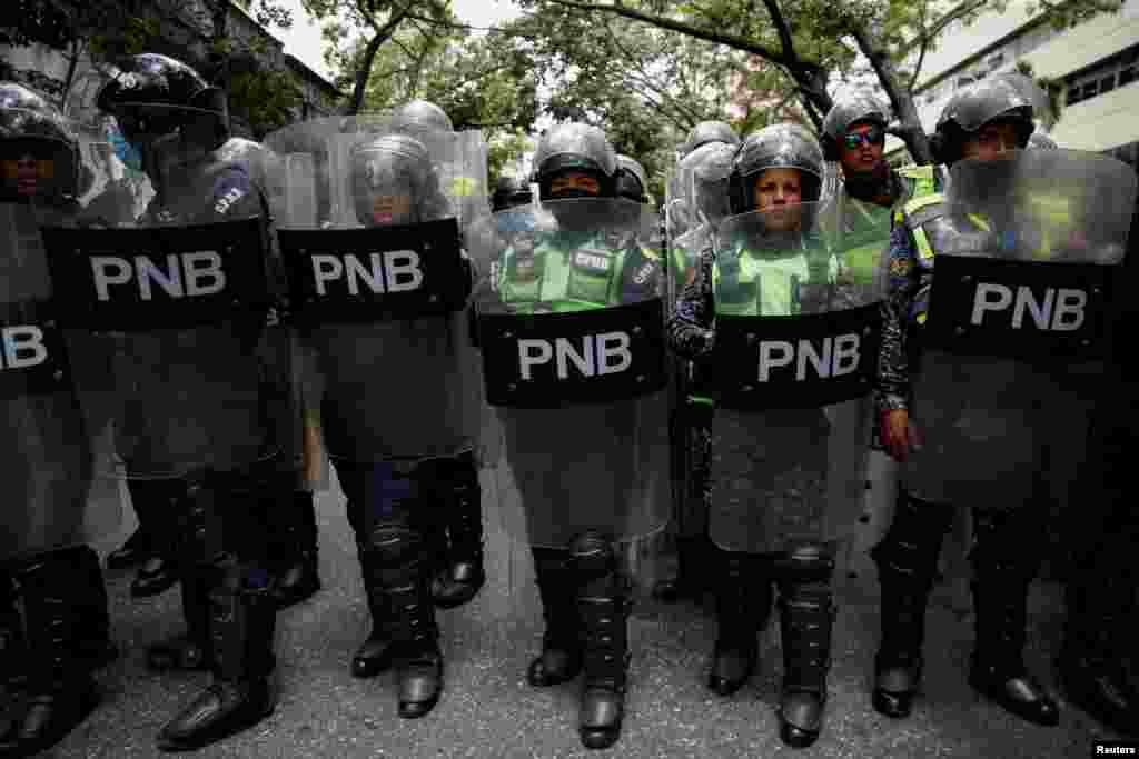 La Policía Nacional Bolivariana impide que la marcha llegue más al centro de Caracas, Venezuela.