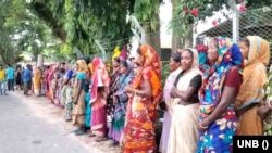 মধ্যরাতে সিদ্ধান্ত বদল, চা শ্রমিকদের ধর্মঘট অব্যাহত। 