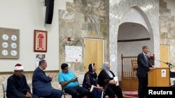 Waki Kota Albuquerque Tim Keller berbicara dalam acara doa lintas agama di Masjid Pusat Islam New Mexico untuk mengenang empat pria muslim yang terbunuh di Albuquerque, New Mexico. Acara tersebut digelar pada 9 Agustus 2022. (Foto: Reuters/Andrew Hay)