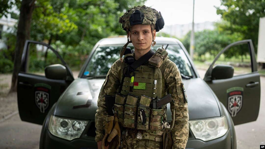 Ukrajinski bolničar Serhi Čornobrivec pozira za fotografiju, 20. avgusta 2022, u Harkovu, Ukrajina.