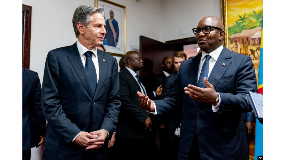 Perdana Menteri Republik Demokratik Kongo Jean-Michel Sama Lukonde, kanan, berbicara saat bertemu dengan Menteri Luar Negeri Antony Blinken, kiri, di Primature di Kinshasa, Kongo, Rabu, 10 Agustus 2022. (Foto: AP)