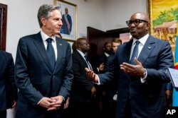 Perdana Menteri Republik Demokratik Kongo Jean-Michel Sama Lukonde, kanan, berbicara saat bertemu dengan Menteri Luar Negeri Antony Blinken, kiri, di Primature di Kinshasa, Kongo, Rabu, 10 Agustus 2022. (Foto: AP)