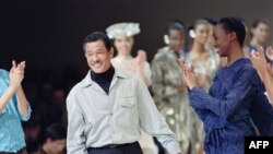 Perancang busana Jepang Issey Miyake disambut dengan tepuk tangan dari para model dan peserta setelah mempersembahkan koleksi Musim Semi-Musim Panas 1992-nya di Paris, 19 Oktober 1991. Issey Miyake, meninggal dunia pada usia 84, 9 Agustus 2022. (Pierre GUILLAUD / AFP)