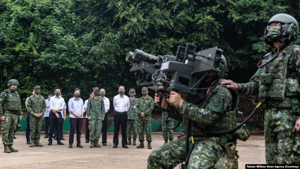 台湾总统蔡英文在澎湖视察台军士兵演习。（2022年8月30日）(photo:VOA)
