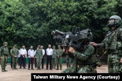 台湾总统蔡英文在澎湖视察台军士兵演习。（2022年8月30日）
