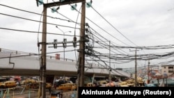 ARCHIVES - Des fils électriques dans le quartier d'Ojuelegba, à Lagos, capitale économique du Nigeria, le 18 juin 2018.