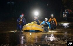 Tim SAR menggunakan perahu karet untuk menyelamatkan warga yang terdampar di Nelson, Selandia Baru, Rabu, 17 Agustus 2022. (George Heard/New Zealand Herald via AP)