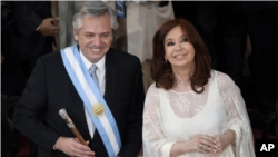آلبرتو فرناندز (چپ) رئیس جمهوری آرژانتین در کنار کریستینا فرناندز کرشنر معاون اول خود 