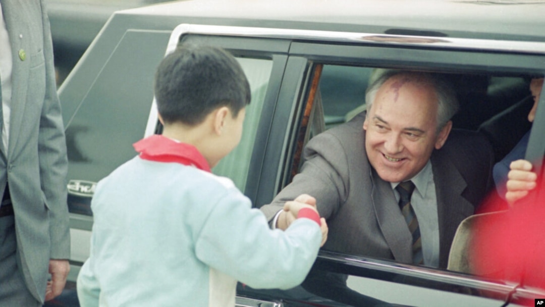 រូបឯកសារ៖ លោក Mikhail Gorbachev មេដឹកនាំ​ចុងក្រោយ​គេ​បង្អស់​របស់​សហភាព​សូវៀត ចាប់ដៃ​ជាមួយ​នឹង​កុមារា​ចិន​ម្នាក់​ នៅ​អាកាសយានដ្ឋាន​សៀងហៃ ប្រទេស​ចិន កាល​ពី​ថ្ងៃ​ទី ១៩ ខែឧសភា ឆ្នាំ១០៨៩។