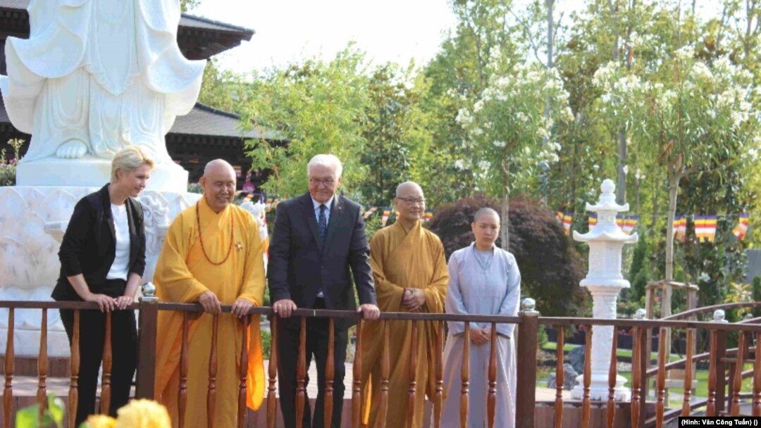 Phái đoàn trước tượng đức Bồ Tát Quán Âm trong sân tu viện. Từ trái: bà Thống đốc tiểu bang Schwesig, HT Như Điển, ông Tổng thống Steinmeier, Sư bà Diệu Phước và cô Thiện Mỹ (thị giả). (Hình: Nguyên Đạo Văn Công Tuấn)