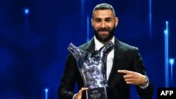 L'attaquant français du Real Madrid Karim Benzema pose avec son "Prix du joueur de l'année 2021/2022 de l'UEFA" à Istanbul le 25 août 2022.