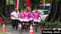 Muryansyah (kanan depan- tanpa kaca mata hitam) bersama tim pendamping & tim kesehatan berlari saat tiba di Jakarta. (Foto courtesy: KLHK)
