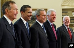 Mantan presiden AS Jimmy Carter (kanan ujung) bersama President George W. Bush (tengah), presiden terpilih Barack Obama, mantan presiden George H.W. Bush (kiri) dan Bill Clinton (kedua dari kanan) di Ruang Oval, Gedung Putih, 7 Januari 2009. (Foto: J.Scott/AP Photo)