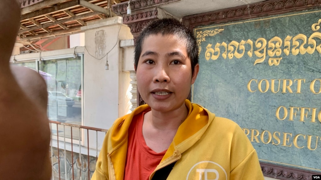 អ្នកស្រី ឈឿន ដារ៉ាវី សមាជិកខ្មែរថាវរៈ ផ្តល់បទសម្ភាសន៍ដល់អ្នកសារព័ត៌មាននៅខាងមុខសាលាឧទ្ធរណ៍ក្នុងរាជធានីភ្នំពេញ កាលពីថ្ងៃទី២២ ខែសីហា ឆ្នាំ២០២២។ (លាស់ លីបលីប/វីអូអេ)