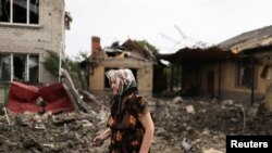 Luiza, perempuan lansia 74 tahun, melihat rumah-rumah yang hancur, pasca serangan roket di Kramatorsk, sementara invasi Rusia ke Ukraina berlanjut, di wilayah Donetsk Ukraina Jumat, 12 Agustus 2022. 