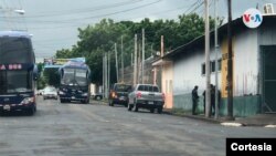 Policías en las afueras de una terminal de autobuses. Foto: Cortesía Nicaragua Actual