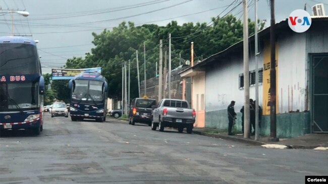 Policías en las afueras de una terminal de autobuses. Foto: Cortesía Nicaragua Actual