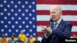 Presiden AS Joe Biden menyampaikan pidato soal kekerasan senjata dan rencanya dalam menangani masalah tersebut dalam sebuah acara di Wilkes Barre, Pennsylvania, pada 30 Agustus 2022. (Foto: Reuters/Kevin Lamarque)