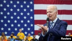 Presiden AS Joe Biden menyampaikan pidato tentang kejahatan terkait senjata api dan "Rencana Amerika yang Lebih Aman" (Safer America Plan) di Wilkes-Barre, kota di negara bagian Pennsylvania, Selasa (30/8). 