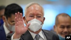 Bivši premijer Malzeije Najib Razak nosi masku dok dolazi na sud, august 2022.