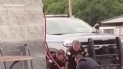 Mỹ: Video quay cảnh sát đấm đá nghi phạm ‘gây bão’