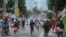 Manifestan Ayisyen kouri apre lapolis tire gaz lakrimojen pandan yon manifestasyon pou mande depa Premye Minis Ariel Henry sou pouvwa a nan Potoprens, Lendi 29 Out, 2022.