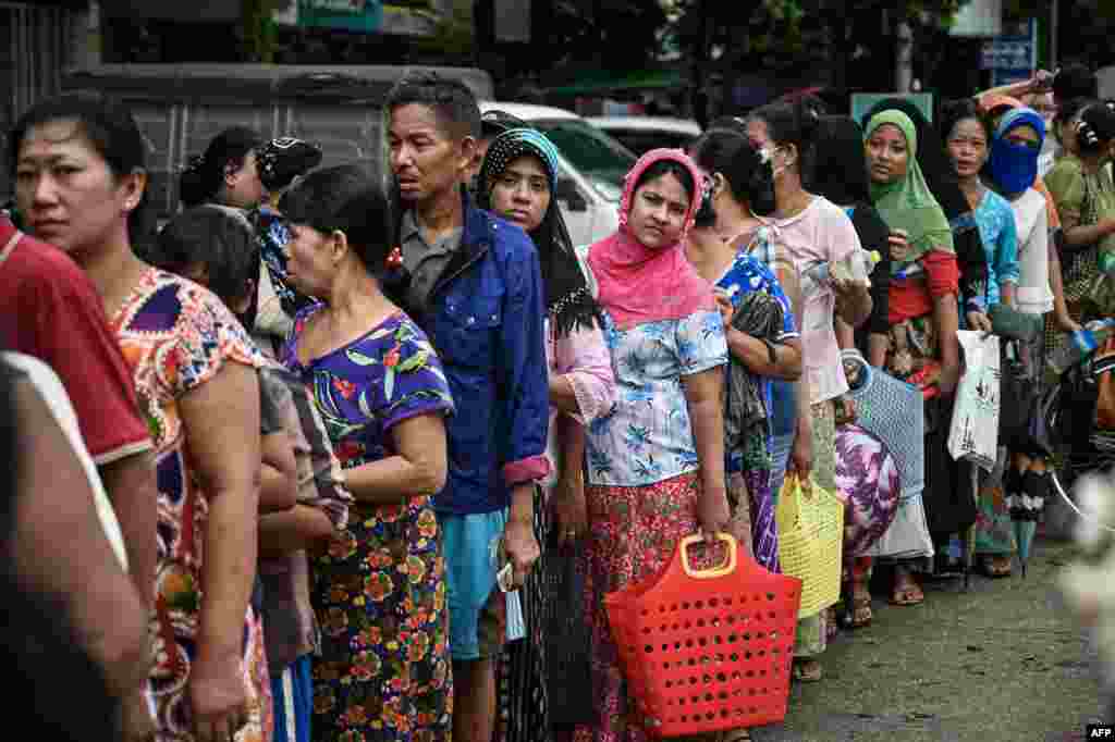 စားအုန်းဆီဈေးလျော့ရောင်းပေးနေတဲ့ ရန်ကုန်မြို့တွင်းတနေရာမှာ တန်းစီစောင့်နေသူတွေကို တွေ့ရတာဖြစ်ပါတယ်။ (သြဂုတ် ၁၇၊ ၂၀၂၂)