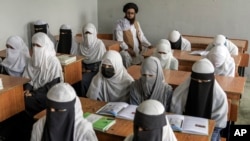 افغان لڑکیاں 11 اگست 2022 کو کابل، افغانستان میں ایک مذہبی اسکول میں پڑھ رہی ہیں، طالبان کے قبضے کے بعد کھلا رہا-ٖفائل فوٹو