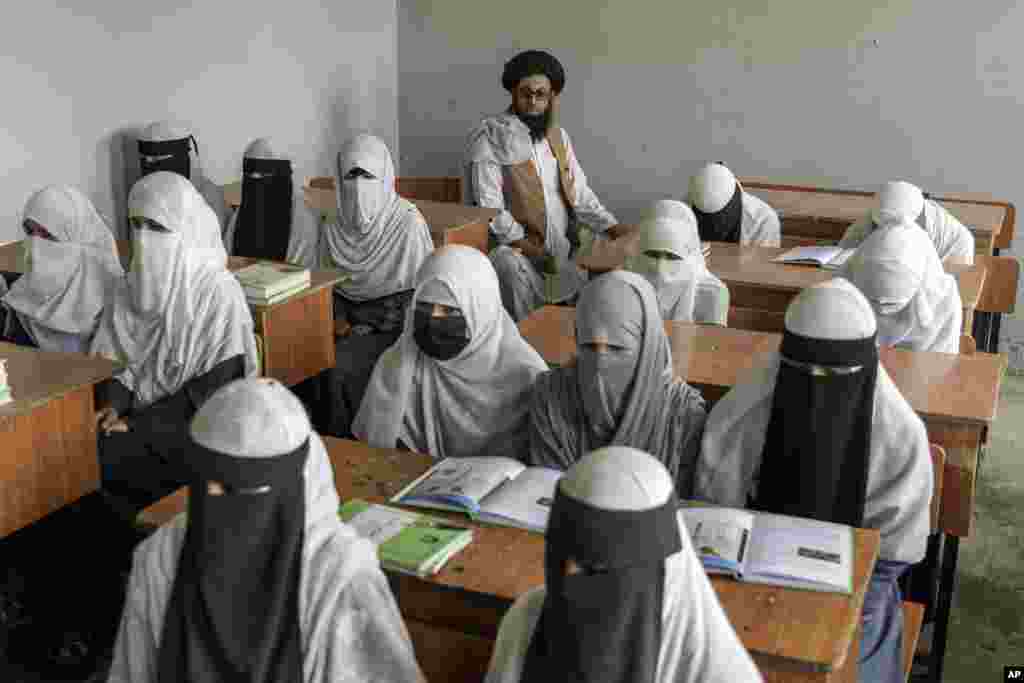 طالبانو د &quot;اسلامي حجاب نه مراعات کول&quot; د ښځو او نجونو پر تعلیم د بندیز لګولو لپاره د عذر په توګه کارولی دی.
