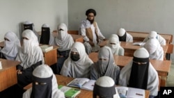 Gadis-gadis Afghanistan menghadiri sekolah agama, yang tetap buka sejak pengambilalihan Taliban tahun lalu, di Kabul, Afghanistan, Kamis, 11 Agustus 2022.