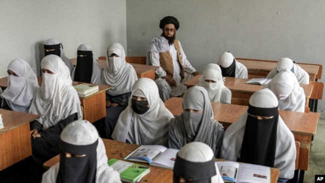 Thiếu nữ Afghanistan trong lớp học ở Kabul.