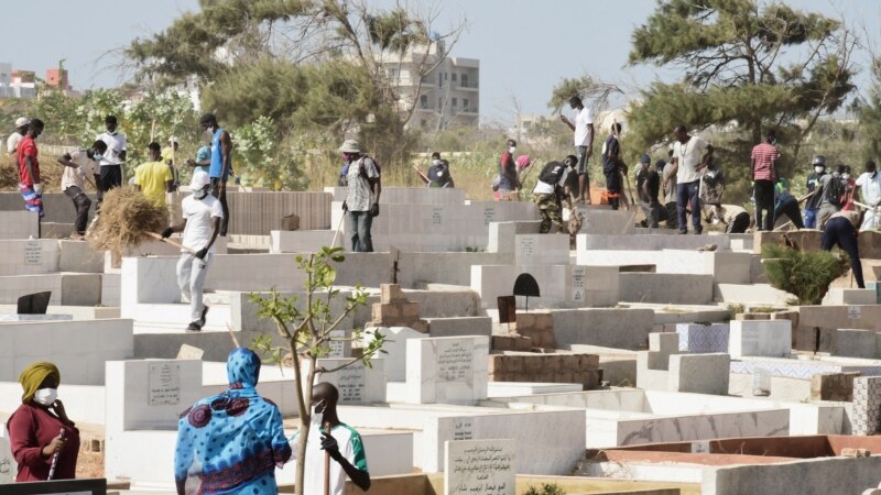 A Dakar, des bénévoles enterrent des dizaines de corps non identifiés