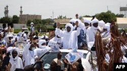Mahamat Nouri, chef du mouvement de l'Union des forces pour la démocratie et le développement, salue les passants alors qu'il quitte l'aéroport international de N'Djamena, Tchad, le 18 août 2022, après 16 ans dans exilé.