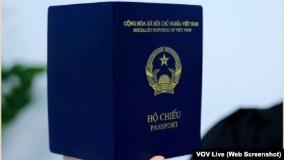 Với thiết kế mới mẻ, hộ chiếu màu tím thể hiện sự sang trọng và đẳng cấp của người sở hữu. Điều này cũng đồng nghĩa với việc đẩy mạnh việc du lịch đến Việt Nam. Hãy nhanh chóng đặt chân đến đất nước này để có được chiếc hộ chiếu độc đáo này.
