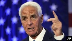 El representante federal Charlie Crist el martes 23 de agosto de 2022, después de declararse victorioso en las primarias demócratas en St. Petersburg, Florida. (AP Foto/Chris O'Meara)